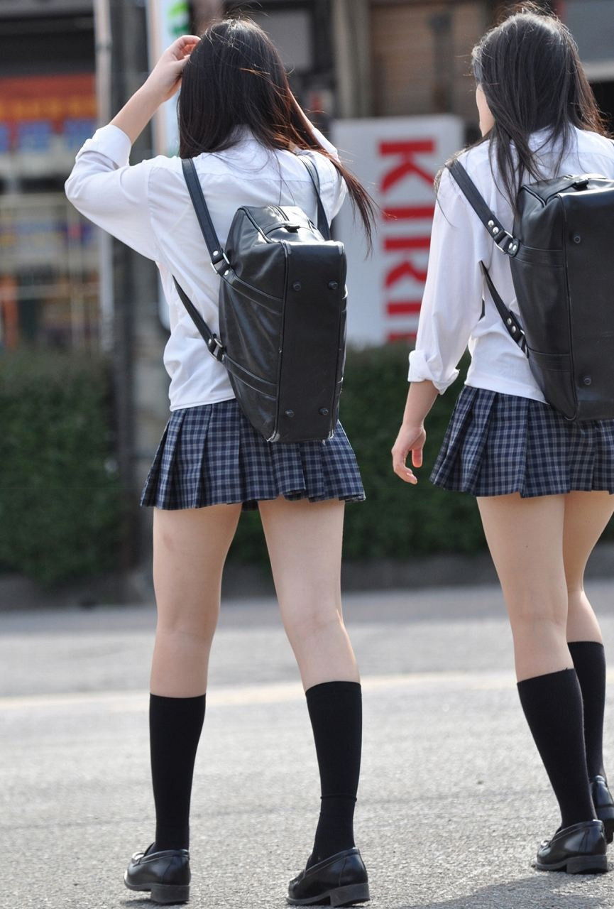 Japanees girls in skirt